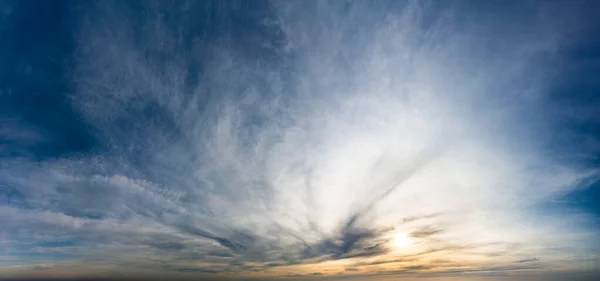 日出时美丽的软云 自然的构图 — 图库照片