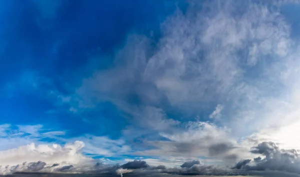 Fantastyczne chmury na tle błękitnego nieba, panorama — Zdjęcie stockowe