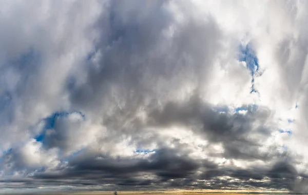 Fantastische Donkerblauwe Donderwolken Bij Zonsopgang Natuurlijke Samenstelling — Stockfoto