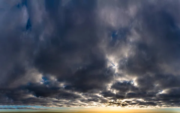 Fantásticas Nuvens Trovão Azul Escuro Nascer Sol Composição Natural — Fotografia de Stock