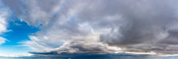 Güneş Doğarken Fantastik Yumuşak Bulutlar Doğal Bileşim — Stok fotoğraf