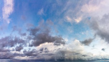 Güneş doğarken fantastik yumuşak bulutlar, doğal bileşim.