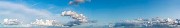 Mavi Gökyüzüne Karşı Fantastik Yumuşak Bulutlar Doğal Kompozisyon Panorama — Stok fotoğraf