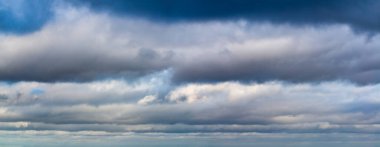 Mavi gökyüzüne karşı fantastik yumuşak bulutlar, doğal bileşim