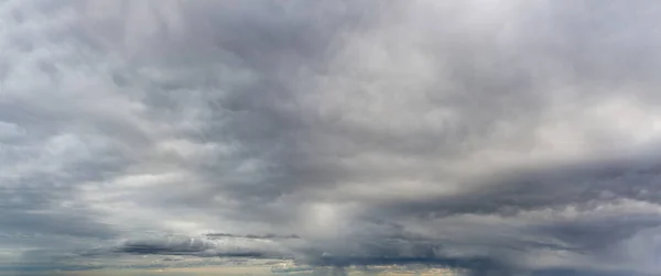 Awan Gelap Yang Fantastis Komposisi Langit Alami Panorama Yang Luas — Stok Foto