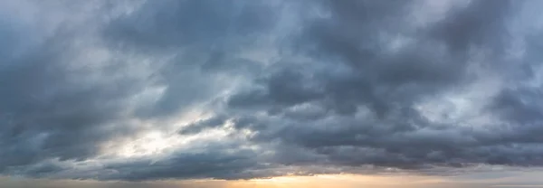 Fantásticas Nuvens Trovão Azul Escuro Nascer Sol Composição Natural — Fotografia de Stock