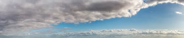 Mavi Gökyüzüne Karşı Fantastik Yumuşak Bulutlar Doğal Bileşim — Stok fotoğraf