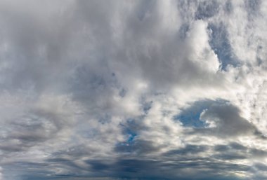 Mavi gökyüzüne karşı fantastik yumuşak bulutlar, doğal bileşim