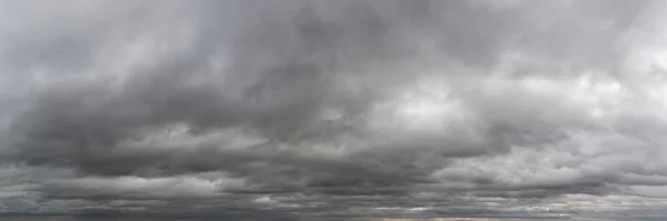 Fantásticas Nubes Oscuras Composición Natural Del Cielo Amplio Panorama — Foto de Stock