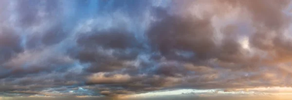 Fantastische Dunkelblaue Gewitterwolken Bei Sonnenaufgang Natürliche Zusammensetzung — Stockfoto