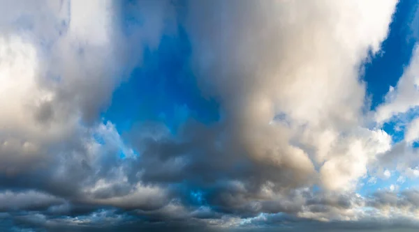 Fantastische Donkerblauwe Donderwolken Bij Zonsopgang Natuurlijke Samenstelling — Stockfoto