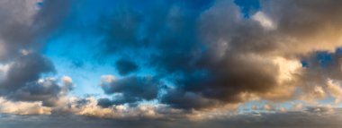 Güneş doğarken fantastik koyu mavi gök gürültüsü, doğal bileşim.