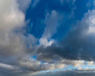 Mavi gökyüzüne karşı fantastik yumuşak bulutlar, doğal bileşim