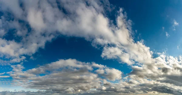 Fantastische wolken bij zonsopgang — Stockfoto