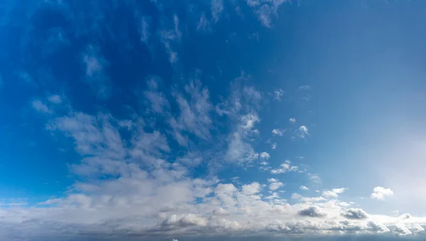 Fantastik Lembut Awan Terhadap Langit Biru Komposisi Alami — Stok Foto