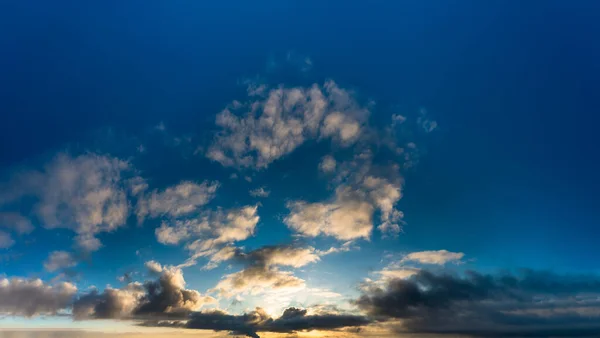 Φανταστικά Σκούρα Μπλε Σύννεφα Κατά Την Ανατολή Φυσική Σύνθεση — Φωτογραφία Αρχείου