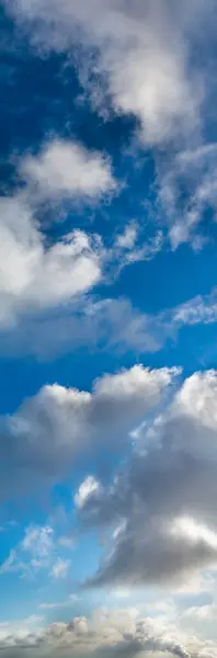 蔚蓝的天空映衬着奇异的软云 自然的构图 — 图库照片