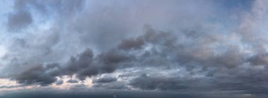 Güneş doğarken fantastik koyu mavi gök gürültüsü, doğal bileşim.