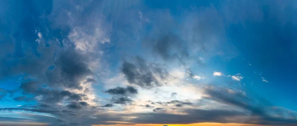 Fantasztikus Sötétkék Viharfelhők Napkeltekor Természetes Összetétel — Stock Fotó