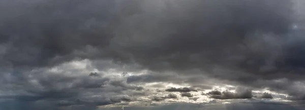 Fantastische Dunkelblaue Gewitterwolken Bei Sonnenaufgang Natürliche Zusammensetzung — Stockfoto