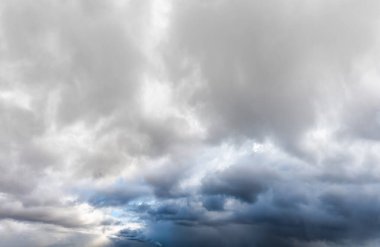 Fantastik kara bulutlar, doğal gökyüzü kompozisyonu, geniş manzara.