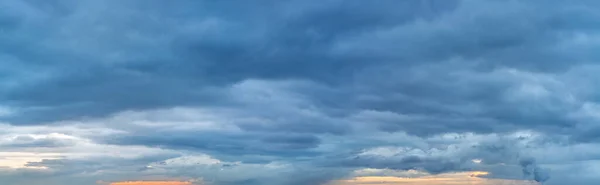 Güneş Doğarken Fantastik Yumuşak Bulutlar Doğal Bileşim — Stok fotoğraf