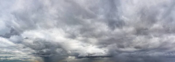 Fantastiska Mörka Åskmoln Naturlig Himmel Sammansättning Brett Panorama — Stockfoto