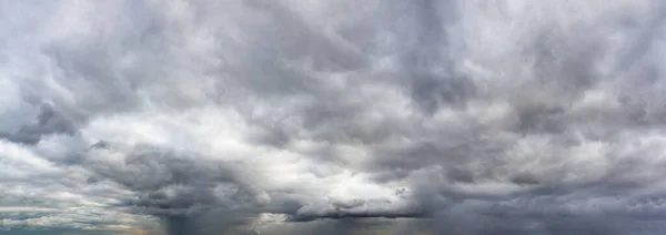 Fantastische Dunkle Gewitterwolken Natürliche Himmelszusammensetzung Weites Panorama — Stockfoto