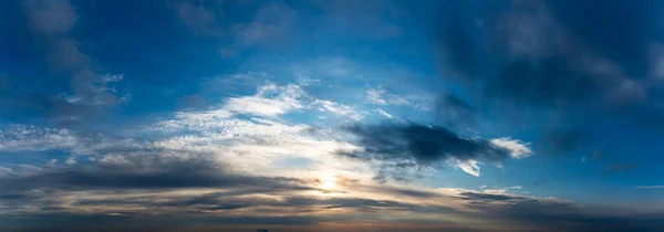 Güneş Doğarken Fantastik Koyu Mavi Gök Gürültüsü Doğal Bileşim — Stok fotoğraf