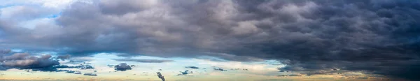 日の出の幻想的な濃い青の雷雲 自然の組成 — ストック写真