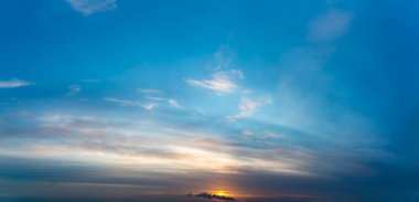 Güneş doğarken fantastik yumuşak bulutlar, doğal bileşim.