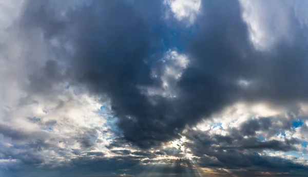 Fantásticas Nuvens Escuras Nascer Sol — Fotografia de Stock