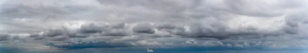 Fantásticas Nubes Oscuras Composición Natural Del Cielo Amplio Panorama — Foto de Stock