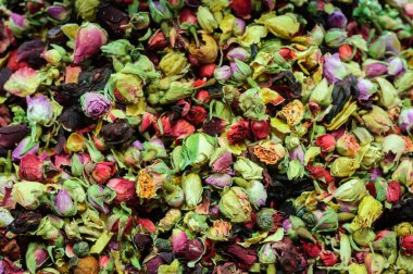 Sokak pazarında renkli kuru gül tomurcukları.