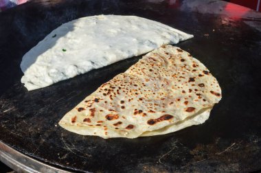 İstanbul 'da bir sokak kafesinde krep pişiriyorum..