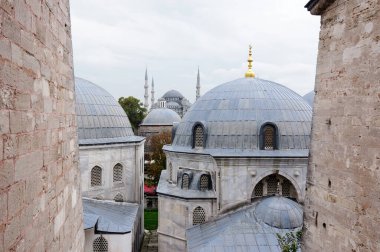 İstanbul 'un Ayasofya kentinin penceresinden Sultanahmet Camii manzarası.
