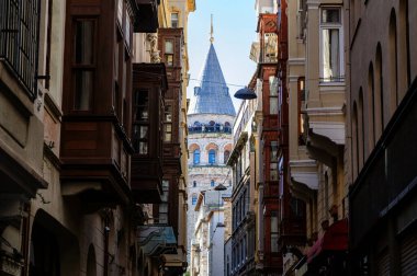 İstanbul 'da dar bir sokaktan Galata kulesinin manzarası.
