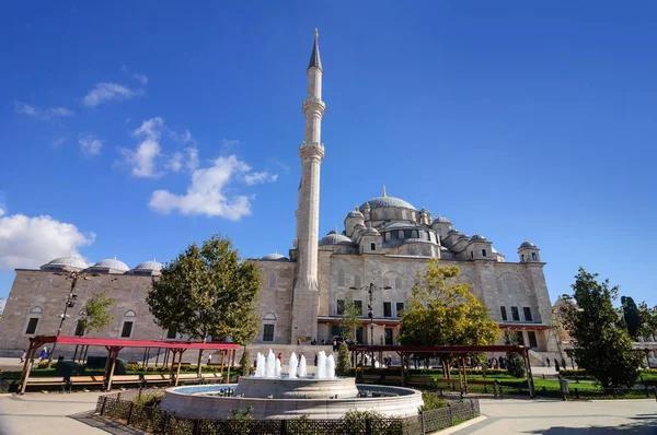 Мечеть Фатіха - перша велика мечеть Султана, побудована в Стамбулі.. — стокове фото