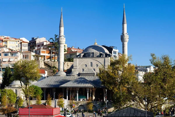 伊斯坦布尔Uskudar区的Mihrimah Sultan清真寺建于16世纪. — 图库照片