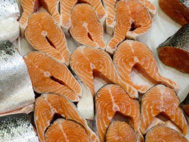 Tezgahta taze kırmızı balık bifteği.