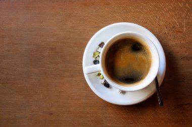 Bir fincan çay tabağında sade kahve..