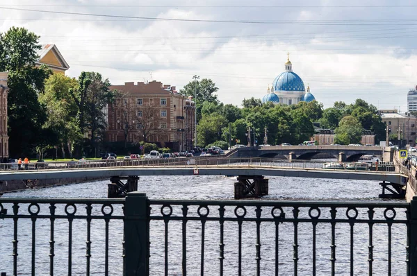 Pemandangan Katedral Tritunggal Kudus dari sungai Fontanka, St. Petersburg . — Stok Foto
