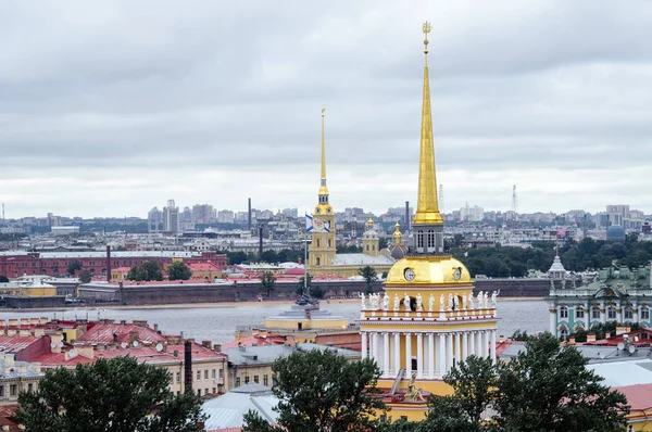 The Admiralty building is one of the most famous monuments of St. Petersburg. — Stock Photo, Image