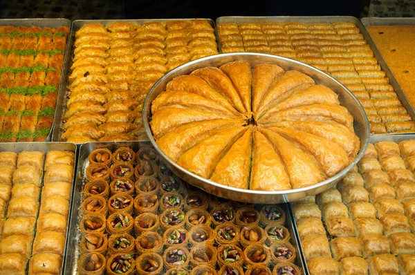 Baklava geleneksel Türk lezzeti İstanbul sokak pazarında.