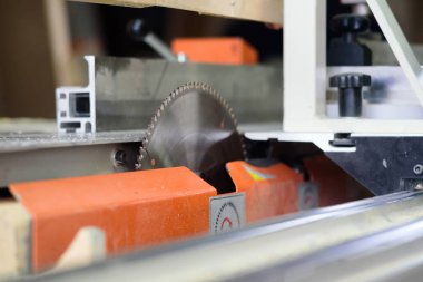 Ahşap işçiliği için dairesel testere bıçağı, sığ alan derinliği.