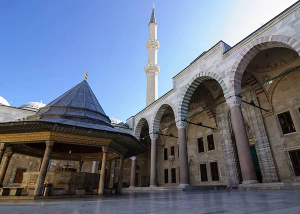 Mesquita do Sultão Fatih é uma mesquita simétrica na arquitetura otomana, Istambul . — Fotografia de Stock