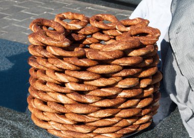 Taze pişmiş Türk simidi, sokak pazarında simit..