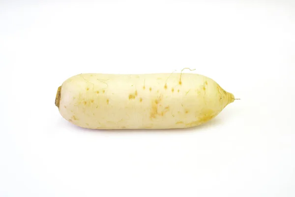 Racine fraîche de daikon, isolée sur fond blanc . — Photo