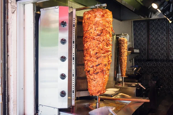 Cocinar shawarma en un café callejero en Estambul . — Foto de Stock