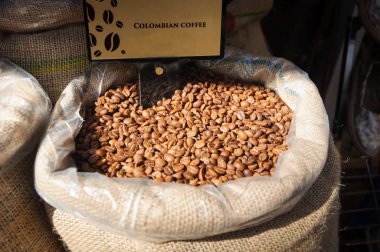 İstanbul 'da bir sokak pazarında kavrulmuş kahve çekirdekleri.